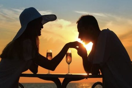 Dinner on the river: renew your weekend dating experience with your loved one